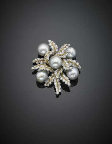 Bi-coloured gold diamond and grey cultured pearl floral brooch - фото 1
