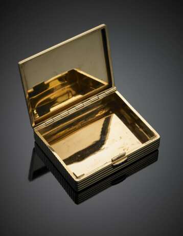 Yellow 9K gold grooved case with synthetic sapphires on the thumbpiece - photo 3