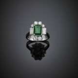 Step cut ct. 1.40 circa emerald with round and baguette diamond white gold ring - photo 1
