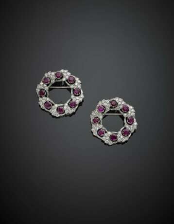 Two round diamond and ruby platinum and white gold wreath brooches - photo 1