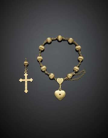 Yellow gold grooved bead bracelet with heart pendant accented with a diamond - фото 1