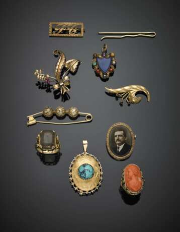 Yellow gold lot comprising five brooches - photo 1