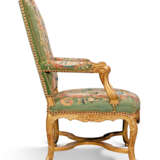 A PAIR OF REGENCE GILTWOOD FAUTEUILS - фото 2