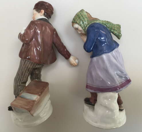 Figurine „Paar Meissener Figuren Kinder mit Schneebällen um 1905“, Porzellanmanufaktur Meissen, Porzellan, Handkoloriert, Jugendstil (1880-1910), Pastoral, 1905 - Foto 2