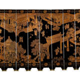 A CHINESE EXPORT COROMANDEL LACQUER EIGHT-LEAF SCREEN - фото 1