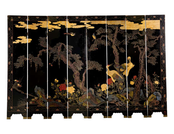 A CHINESE EXPORT COROMANDEL LACQUER EIGHT-LEAF SCREEN - фото 2