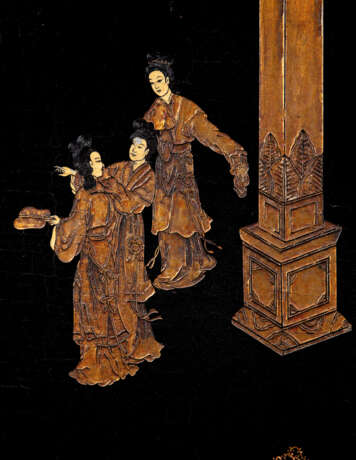 A CHINESE EXPORT COROMANDEL LACQUER EIGHT-LEAF SCREEN - Foto 3