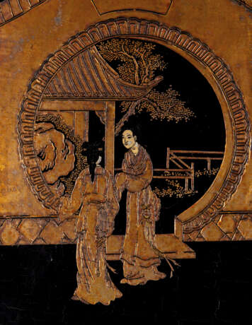 A CHINESE EXPORT COROMANDEL LACQUER EIGHT-LEAF SCREEN - Foto 4