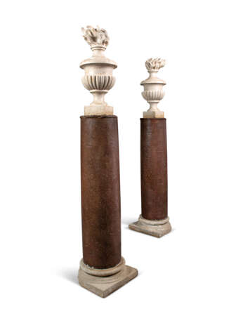 A PAIR OF WHITE FOSSILISED MARBLE FLAMING URNS ON A PAIR OF SIMULATED PORPHYRY COLUMNS - фото 1