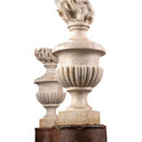 A PAIR OF WHITE FOSSILISED MARBLE FLAMING URNS ON A PAIR OF SIMULATED PORPHYRY COLUMNS - фото 6