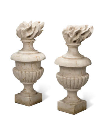 A PAIR OF WHITE FOSSILISED MARBLE FLAMING URNS ON A PAIR OF SIMULATED PORPHYRY COLUMNS - фото 7