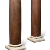 A PAIR OF WHITE FOSSILISED MARBLE FLAMING URNS ON A PAIR OF SIMULATED PORPHYRY COLUMNS - фото 8