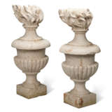 A PAIR OF WHITE FOSSILISED MARBLE FLAMING URNS ON A PAIR OF SIMULATED PORPHYRY COLUMNS - фото 10