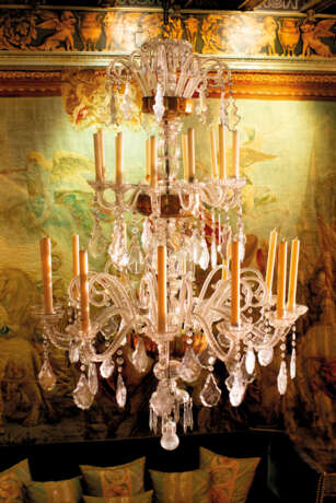 A SPANISH CUT, ETCHED AND MOULDED GLASS TWENTY-FOUR LIGHT CHANDELIER - Foto 1