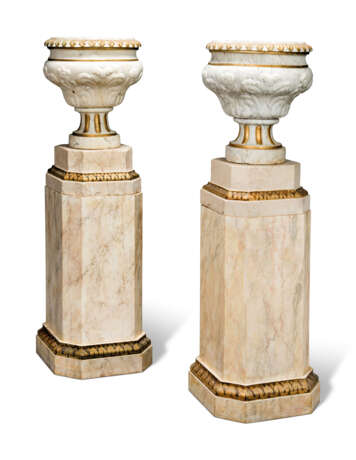 A PAIR OF GREY-VEINED WHITE MARBLE URNS - фото 1