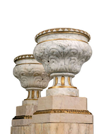 A PAIR OF GREY-VEINED WHITE MARBLE URNS - Foto 2