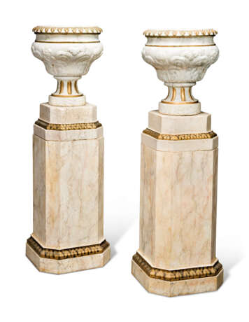 A PAIR OF GREY-VEINED WHITE MARBLE URNS - фото 3