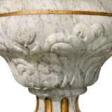 A PAIR OF GREY-VEINED WHITE MARBLE URNS - Foto 4
