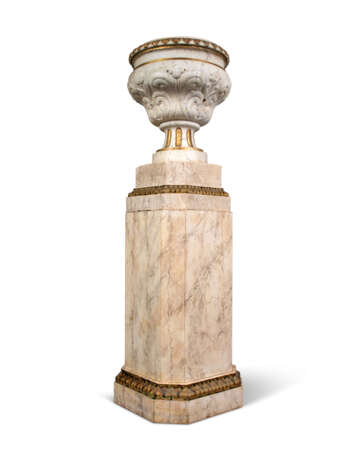A PAIR OF GREY-VEINED WHITE MARBLE URNS - фото 6