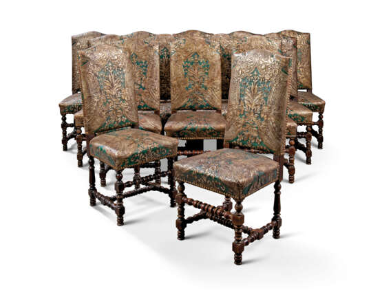 A SET OF FOURTEEN SPANISH GRAINED WOOD AND EMBOSSED LEATHER DINING-CHAIRS - Foto 1