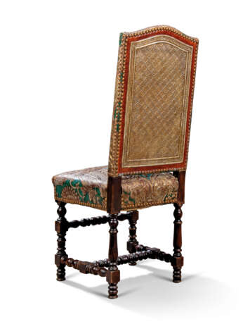 A SET OF FOURTEEN SPANISH GRAINED WOOD AND EMBOSSED LEATHER DINING-CHAIRS - Foto 3