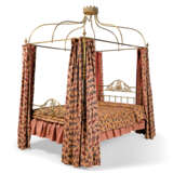 A FRENCH BRASS CAMPAIGN BED - Foto 4