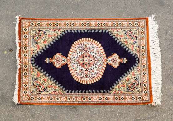 Orientteppich aus Seide. GHOM / PERSIEN, 20. Jahrhundert, ca. 83x57 cm - фото 1
