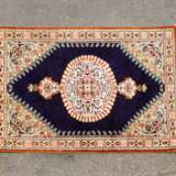 Orientteppich aus Seide. GHOM / PERSIEN, 20. Jahrhundert, ca. 83x57 cm - photo 1