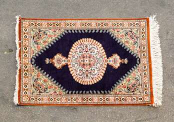 Orientteppich aus Seide. GHOM / PERSIEN, 20. Jahrhundert, ca. 83x57 cm