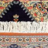Orientteppich aus Seide. GHOM / PERSIEN, 20. Jahrhundert, ca. 83x57 cm - photo 2