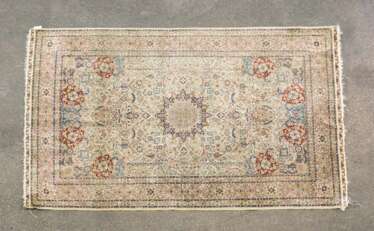 Orientteppich aus Seide. 20. Jahrhundert, ca. 150x91,5 cm