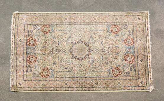 Orientteppich aus Seide. 20. Jahrhundert, ca. 150x91,5 cm - photo 1