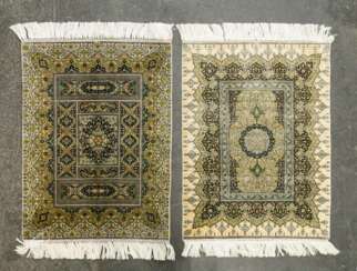 Zwei feine Koran-Teppiche aus Seide. 20. Jahrhundert, jeweils ca. 62x47 cm
