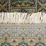 Zwei feine Koran-Teppiche aus Seide. 20. Jahrhundert, jeweils ca. 62x47 cm - photo 2