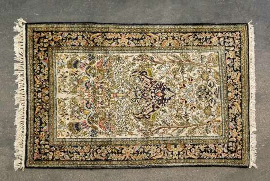Orientteppich aus Seide. GHOM / IRAN, 20. Jahrhundert, 151x105 cm - фото 1