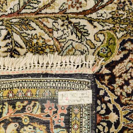 Orientteppich aus Seide. GHOM / IRAN, 20. Jahrhundert, 151x105 cm - Foto 2