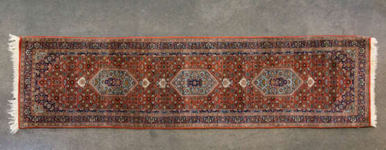 Orientteppich. MIRZAPUR / INDIEN, 20. Jahrhundert, ca. 320x82 cm - Foto 1