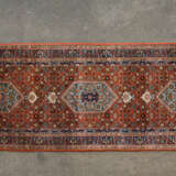 Orientteppich. MIRZAPUR / INDIEN, 20. Jahrhundert, ca. 320x82 cm - photo 1