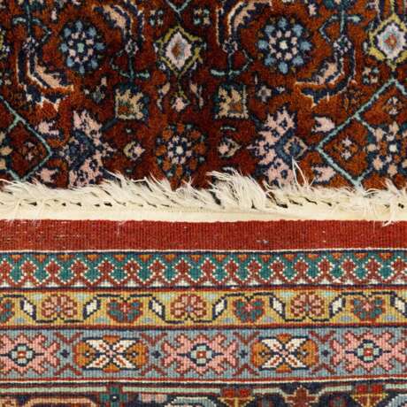 Orientteppich. MIRZAPUR / INDIEN, 20. Jahrhundert, ca. 304x205 cm - photo 2