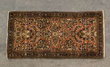 Orientteppich. SARUK / PERSIEN, 20. Jahrhundert, ca. 125x65 cm