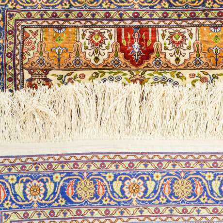 Orientteppich aus Seide. HEREKE / TÜRKEI, 20. Jahrhundert, ca. 95x65 cm - фото 2