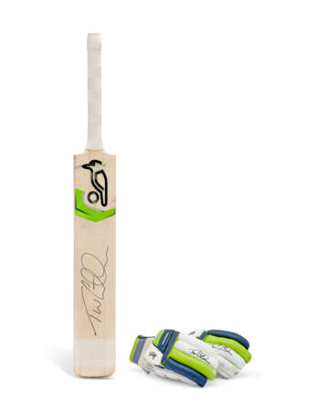 TOM LATHAM WORLD CUP FINAL BAT AND GLOVES - Foto 1