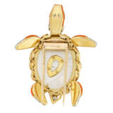 Cartier. CARTIER MOTHER-OF-PEARL, CORAL, EMERALD AND DIAMOND TURTLE BROOCH - Foto 2