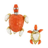Cartier. CARTIER CORAL, BLISTER PEARL AND DIAMOND TURTLE BROOCHES - Foto 1