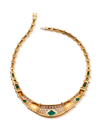 Chaumet. CHAUMET EMERALD AND DIAMOND NECKLACE, EARRING AND RING SUITE - фото 2