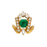Chaumet. CHAUMET EMERALD AND DIAMOND NECKLACE, BRACELET, EARRING AND RING SUITE - photo 6