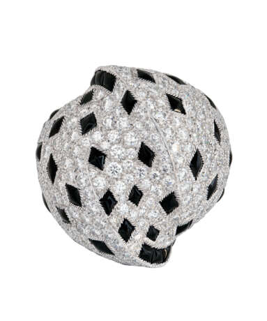 Cartier. CARTIER ONYX AND DIAMOND 'PANTHÈRE' RING - photo 2