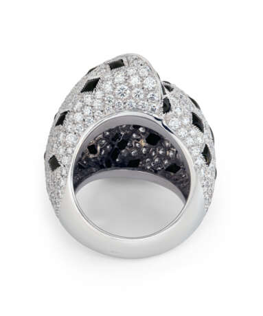 Cartier. CARTIER ONYX AND DIAMOND 'PANTHÈRE' RING - фото 3