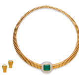 EMERALD AND DIAMOND NECKLACE, AND A PAIR OF GOLD EARRINGS - фото 1