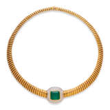 EMERALD AND DIAMOND NECKLACE, AND A PAIR OF GOLD EARRINGS - фото 2